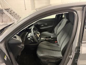 Peugeot 208  picture 8