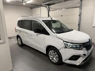 Vaurioauto  passenger cars Renault Kangoo // NUR 8000 KM // 2024/7