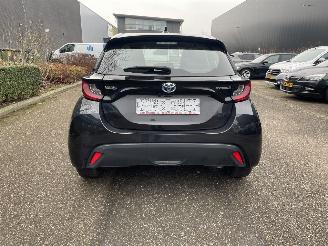 Toyota Yaris 5drs hybrid picture 3