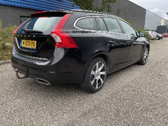 Coche accidentado Volvo V-60 2.4 D plug in hybrid 2013/12