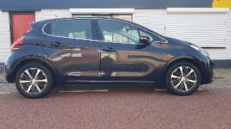 Vaurioauto  passenger cars Peugeot 208 Tech Edition 110PK 2019/11