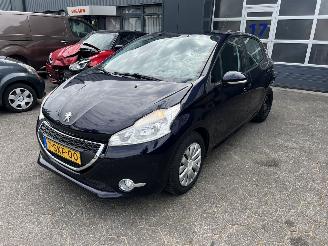 Coche accidentado Peugeot 208 1.0 VTI BLUE LEASE 2013/11