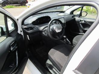 Peugeot 208 1.2 picture 2