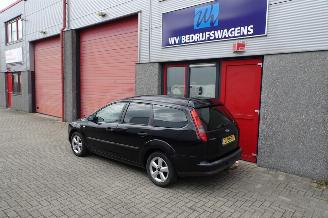 Ford Focus Wagon 1.6-16V Ambiente grijskenteken benzine uitvoering uniek !!!!!!! picture 2