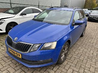 krockskadad bil auto Skoda Octavia Stationcar 1.5 Automaat 2020/7