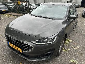 krockskadad bil auto Ford Focus 1.0 EcoBoost Hybrid Titanium  5 drs 2023/2