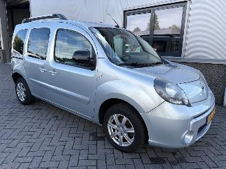 skadebil auto Renault Kangoo 1.6 16V Privilege met Rolstoellift 2013/5